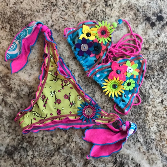 Bikini - Picture 1 of 4